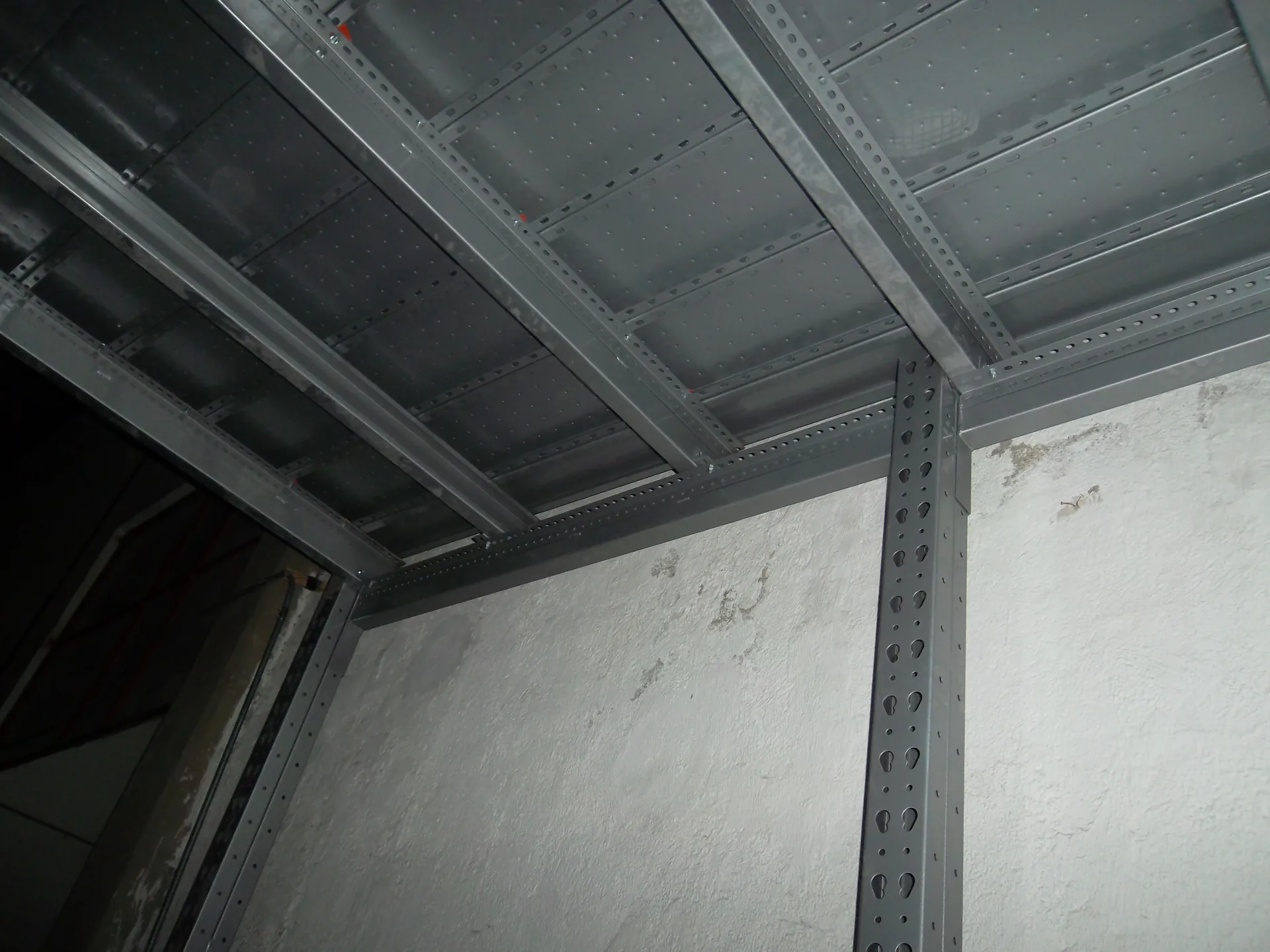 Detalle constructivo de mezzanine industrial